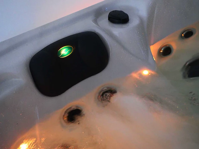 Mawialux 5-persoons buitenspa met balboa en wifi (bomvol opties en 83 massage jets) - witte kuip - afbeelding 10 van  129