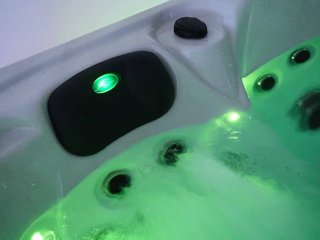 Mawialux 5-persoons buitenspa met balboa en wifi (bomvol opties en 83 massage jets) - witte kuip - afbeelding 11 van  129