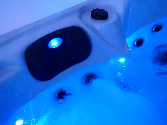 Mawialux 5-persoons buitenspa met balboa en wifi (bomvol opties en 83 massage jets) - witte kuip - afbeelding 12 van  129