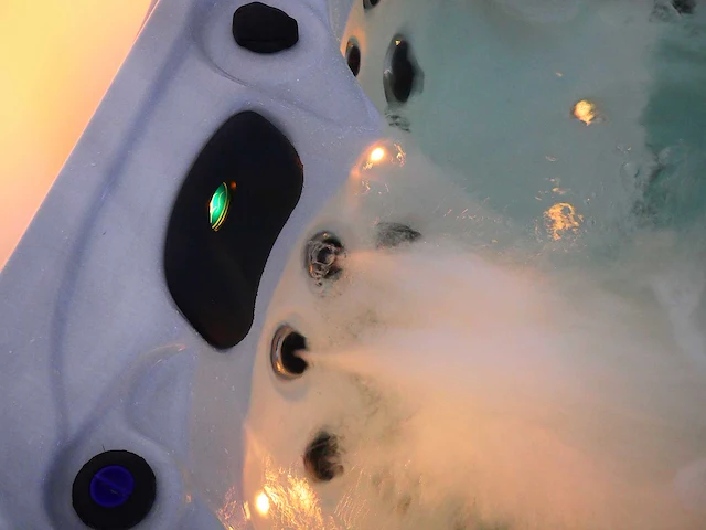 Mawialux 5-persoons buitenspa met balboa en wifi (bomvol opties en 83 massage jets) - witte kuip - afbeelding 15 van  129