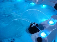 Mawialux 5-persoons buitenspa met balboa en wifi (bomvol opties en 83 massage jets) - witte kuip - afbeelding 126 van  129