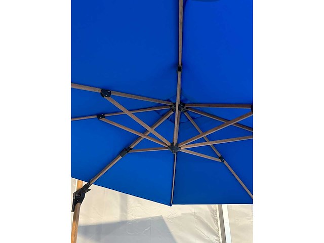 Maxxgarden zweefparasol 3x4m blauw met zwenkfunctie en voet - afbeelding 3 van  5