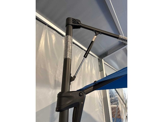 Maxxgarden zweefparasol met led en voet vierkant 275cm - afbeelding 4 van  5