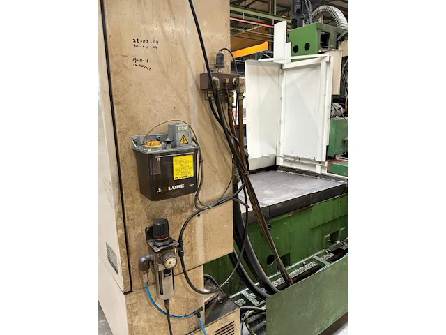 Mazak mazak vtc-41l verticaal cnc-bewerkingscentrum - afbeelding 13 van  15
