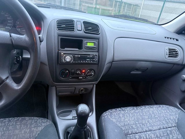 Mazda - 1999 - 323 - personenauto - afbeelding 2 van  2
