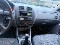Mazda - 1999 - 323 - personenauto - afbeelding 2 van  2