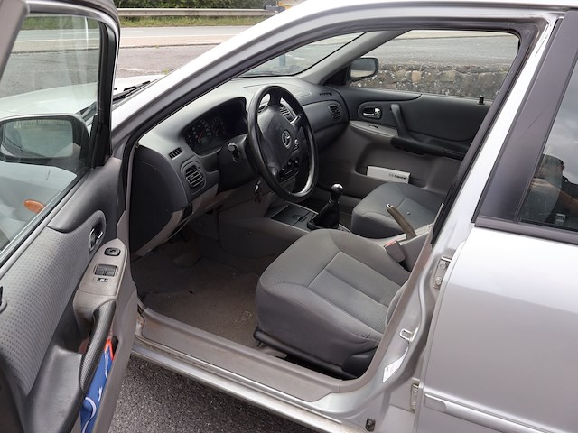 Mazda 323f - jmzbj143231520538 - 2003 - afbeelding 7 van  26