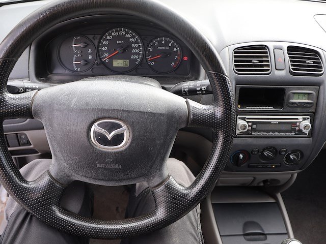 Mazda 323f - jmzbj143231520538 - 2003 - afbeelding 8 van  26