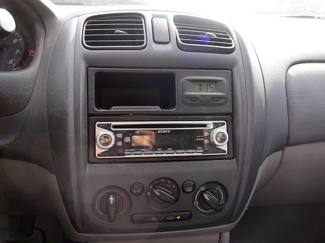Mazda 323f - jmzbj143231520538 - 2003 - afbeelding 10 van  26