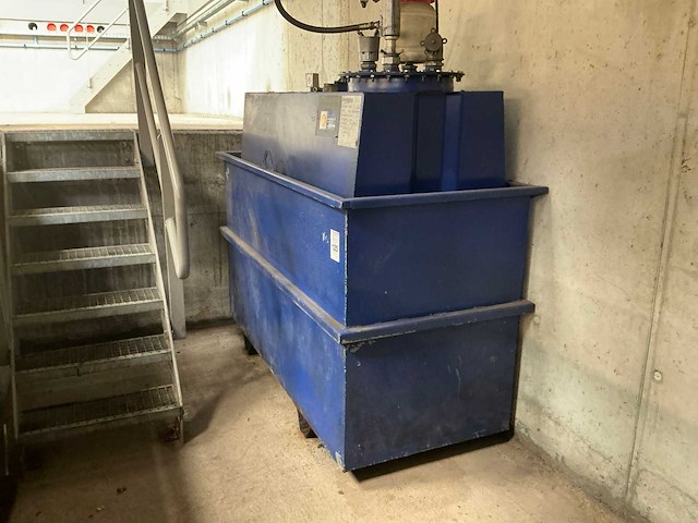 Mazouttank met pomp - afbeelding 1 van  5