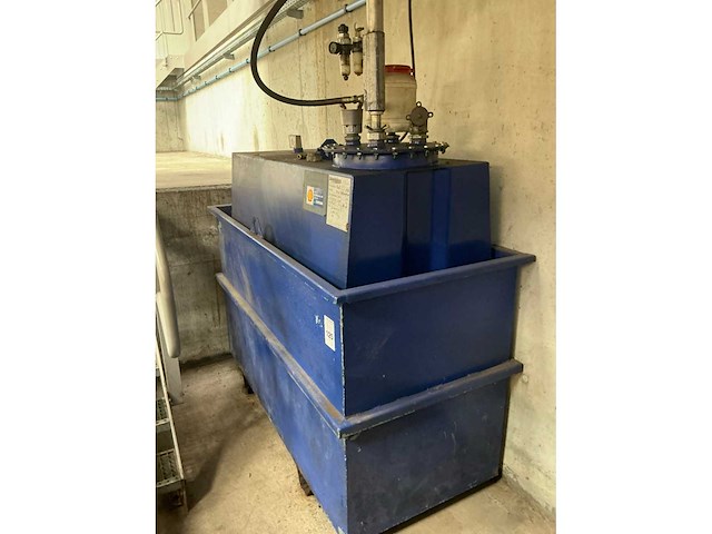 Mazouttank met pomp - afbeelding 4 van  5