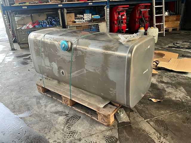 Mazouttank ongebruikt vrachtwagen compleet met 2 depannagestangen - afbeelding 1 van  11