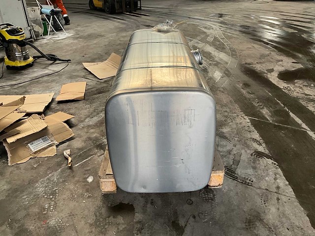 Mazouttank ongebruikt vrachtwagen compleet met 2 depannagestangen - afbeelding 6 van  11