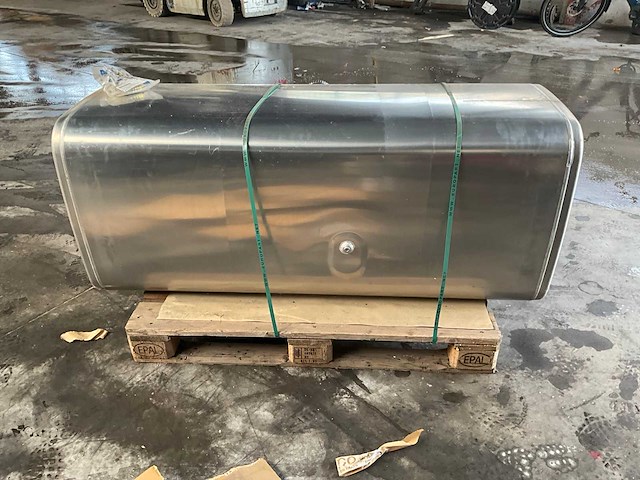 Mazouttank ongebruikt vrachtwagen compleet met 2 depannagestangen - afbeelding 8 van  11