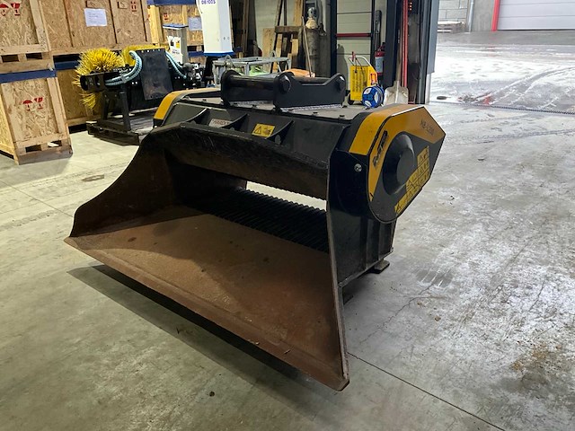 Mb crusher - mb-l200 s2 - graafbak - 2024 - afbeelding 1 van  14