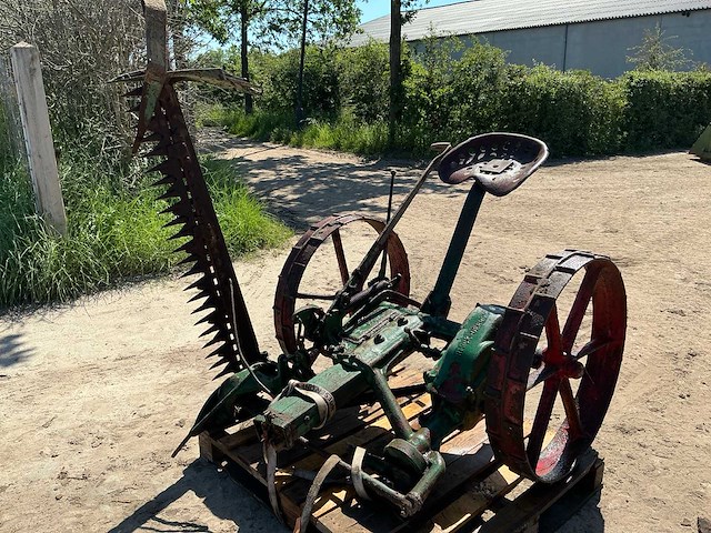Mccormick grasmaaier oldtimer tractor - afbeelding 1 van  3