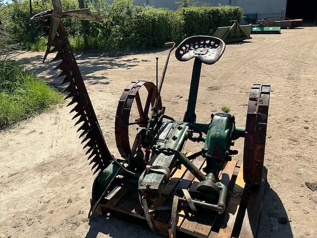Mccormick grasmaaier oldtimer tractor - afbeelding 1 van  4