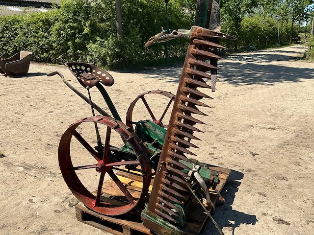 Mccormick grasmaaier oldtimer tractor - afbeelding 2 van  4