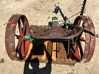 Mccormick grasmaaier oldtimer tractor - afbeelding 3 van  4