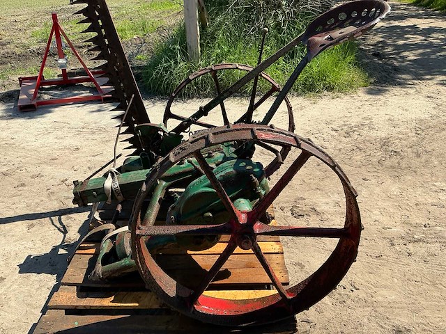 Mccormick grasmaaier oldtimer tractor - afbeelding 4 van  4