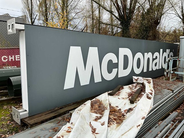Mcdonalds reclame op zuil - afbeelding 1 van  5