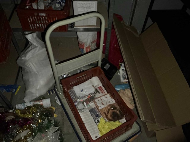 Mecanorekje/ inclusief kunststof rek, opplooibare tafel, 1 kleine plateauwagen, 1 stoepbord lotto, partij tijdschriften in 3 kunststof stapelkratten (3x) - afbeelding 7 van  7