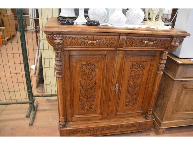 Mechelse eiken kast 2 deuren 2 laden afm. 150x50x80, bruin houten kast laag model 2 deuren 2 laden afm. 100x55x105, beeldje vader met kind, 5 diverse sierstukken limoges, lamp met kap limoges - afbeelding 2 van  17