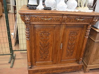 Mechelse eiken kast 2 deuren 2 laden afm. 150x50x80, bruin houten kast laag model 2 deuren 2 laden afm. 100x55x105, beeldje vader met kind, 5 diverse sierstukken limoges, lamp met kap limoges - afbeelding 2 van  17