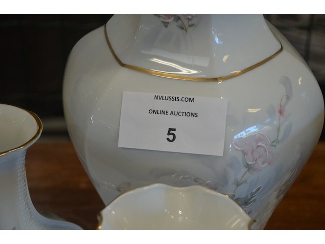 Mechelse eiken kast 2 deuren 2 laden afm. 150x50x80, bruin houten kast laag model 2 deuren 2 laden afm. 100x55x105, beeldje vader met kind, 5 diverse sierstukken limoges, lamp met kap limoges - afbeelding 3 van  17