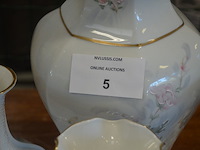 Mechelse eiken kast 2 deuren 2 laden afm. 150x50x80, bruin houten kast laag model 2 deuren 2 laden afm. 100x55x105, beeldje vader met kind, 5 diverse sierstukken limoges, lamp met kap limoges - afbeelding 3 van  17