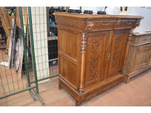 Mechelse eiken kast 2 deuren 2 laden afm. 150x50x80, bruin houten kast laag model 2 deuren 2 laden afm. 100x55x105, beeldje vader met kind, 5 diverse sierstukken limoges, lamp met kap limoges - afbeelding 4 van  17