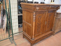 Mechelse eiken kast 2 deuren 2 laden afm. 150x50x80, bruin houten kast laag model 2 deuren 2 laden afm. 100x55x105, beeldje vader met kind, 5 diverse sierstukken limoges, lamp met kap limoges - afbeelding 4 van  17