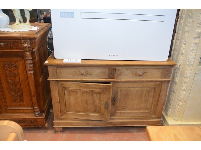 Mechelse eiken kast 2 deuren 2 laden afm. 150x50x80, bruin houten kast laag model 2 deuren 2 laden afm. 100x55x105, beeldje vader met kind, 5 diverse sierstukken limoges, lamp met kap limoges - afbeelding 5 van  17