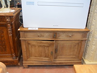 Mechelse eiken kast 2 deuren 2 laden afm. 150x50x80, bruin houten kast laag model 2 deuren 2 laden afm. 100x55x105, beeldje vader met kind, 5 diverse sierstukken limoges, lamp met kap limoges - afbeelding 5 van  17