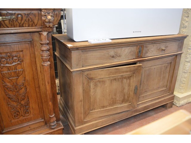 Mechelse eiken kast 2 deuren 2 laden afm. 150x50x80, bruin houten kast laag model 2 deuren 2 laden afm. 100x55x105, beeldje vader met kind, 5 diverse sierstukken limoges, lamp met kap limoges - afbeelding 6 van  17