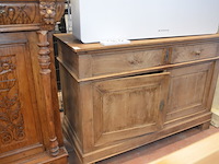 Mechelse eiken kast 2 deuren 2 laden afm. 150x50x80, bruin houten kast laag model 2 deuren 2 laden afm. 100x55x105, beeldje vader met kind, 5 diverse sierstukken limoges, lamp met kap limoges - afbeelding 6 van  17