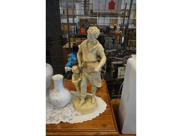 Mechelse eiken kast 2 deuren 2 laden afm. 150x50x80, bruin houten kast laag model 2 deuren 2 laden afm. 100x55x105, beeldje vader met kind, 5 diverse sierstukken limoges, lamp met kap limoges - afbeelding 7 van  17