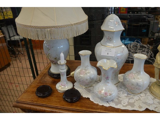 Mechelse eiken kast 2 deuren 2 laden afm. 150x50x80, bruin houten kast laag model 2 deuren 2 laden afm. 100x55x105, beeldje vader met kind, 5 diverse sierstukken limoges, lamp met kap limoges - afbeelding 8 van  17