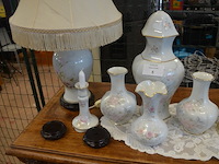 Mechelse eiken kast 2 deuren 2 laden afm. 150x50x80, bruin houten kast laag model 2 deuren 2 laden afm. 100x55x105, beeldje vader met kind, 5 diverse sierstukken limoges, lamp met kap limoges - afbeelding 8 van  17