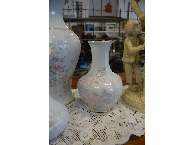 Mechelse eiken kast 2 deuren 2 laden afm. 150x50x80, bruin houten kast laag model 2 deuren 2 laden afm. 100x55x105, beeldje vader met kind, 5 diverse sierstukken limoges, lamp met kap limoges - afbeelding 9 van  17