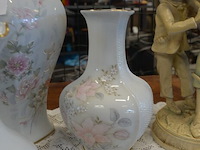 Mechelse eiken kast 2 deuren 2 laden afm. 150x50x80, bruin houten kast laag model 2 deuren 2 laden afm. 100x55x105, beeldje vader met kind, 5 diverse sierstukken limoges, lamp met kap limoges - afbeelding 9 van  17