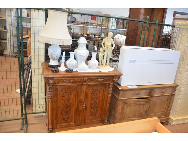 Mechelse eiken kast 2 deuren 2 laden afm. 150x50x80, bruin houten kast laag model 2 deuren 2 laden afm. 100x55x105, beeldje vader met kind, 5 diverse sierstukken limoges, lamp met kap limoges - afbeelding 1 van  17