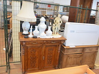 Mechelse eiken kast 2 deuren 2 laden afm. 150x50x80, bruin houten kast laag model 2 deuren 2 laden afm. 100x55x105, beeldje vader met kind, 5 diverse sierstukken limoges, lamp met kap limoges - afbeelding 1 van  17