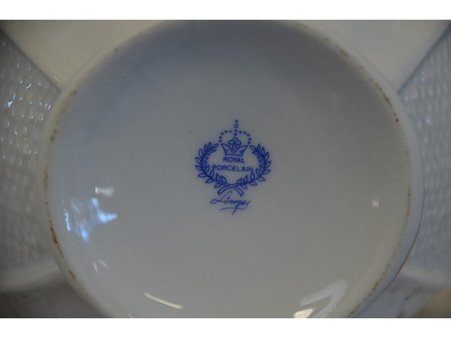 Mechelse eiken kast 2 deuren 2 laden afm. 150x50x80, bruin houten kast laag model 2 deuren 2 laden afm. 100x55x105, beeldje vader met kind, 5 diverse sierstukken limoges, lamp met kap limoges - afbeelding 10 van  17