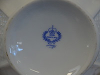 Mechelse eiken kast 2 deuren 2 laden afm. 150x50x80, bruin houten kast laag model 2 deuren 2 laden afm. 100x55x105, beeldje vader met kind, 5 diverse sierstukken limoges, lamp met kap limoges - afbeelding 10 van  17