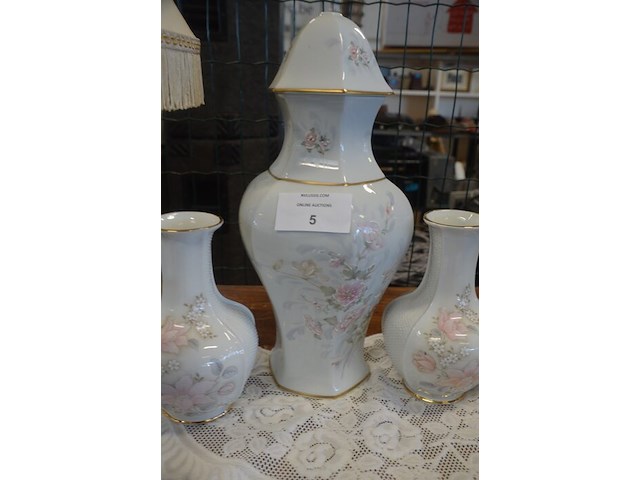 Mechelse eiken kast 2 deuren 2 laden afm. 150x50x80, bruin houten kast laag model 2 deuren 2 laden afm. 100x55x105, beeldje vader met kind, 5 diverse sierstukken limoges, lamp met kap limoges - afbeelding 11 van  17