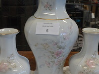 Mechelse eiken kast 2 deuren 2 laden afm. 150x50x80, bruin houten kast laag model 2 deuren 2 laden afm. 100x55x105, beeldje vader met kind, 5 diverse sierstukken limoges, lamp met kap limoges - afbeelding 11 van  17