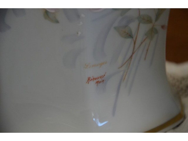 Mechelse eiken kast 2 deuren 2 laden afm. 150x50x80, bruin houten kast laag model 2 deuren 2 laden afm. 100x55x105, beeldje vader met kind, 5 diverse sierstukken limoges, lamp met kap limoges - afbeelding 12 van  17