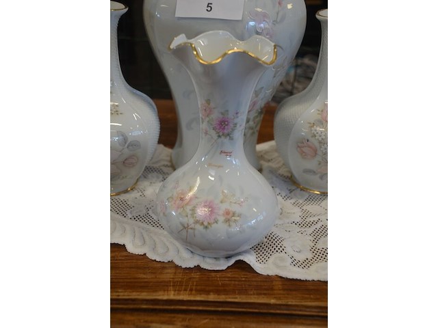 Mechelse eiken kast 2 deuren 2 laden afm. 150x50x80, bruin houten kast laag model 2 deuren 2 laden afm. 100x55x105, beeldje vader met kind, 5 diverse sierstukken limoges, lamp met kap limoges - afbeelding 13 van  17