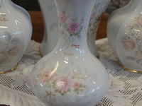 Mechelse eiken kast 2 deuren 2 laden afm. 150x50x80, bruin houten kast laag model 2 deuren 2 laden afm. 100x55x105, beeldje vader met kind, 5 diverse sierstukken limoges, lamp met kap limoges - afbeelding 13 van  17